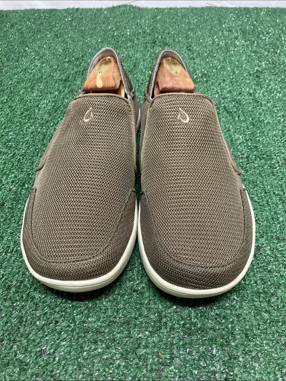 Olukai Men’s Brown Slip-On Loafers with White Sole sz 9 (OKPM09-26)